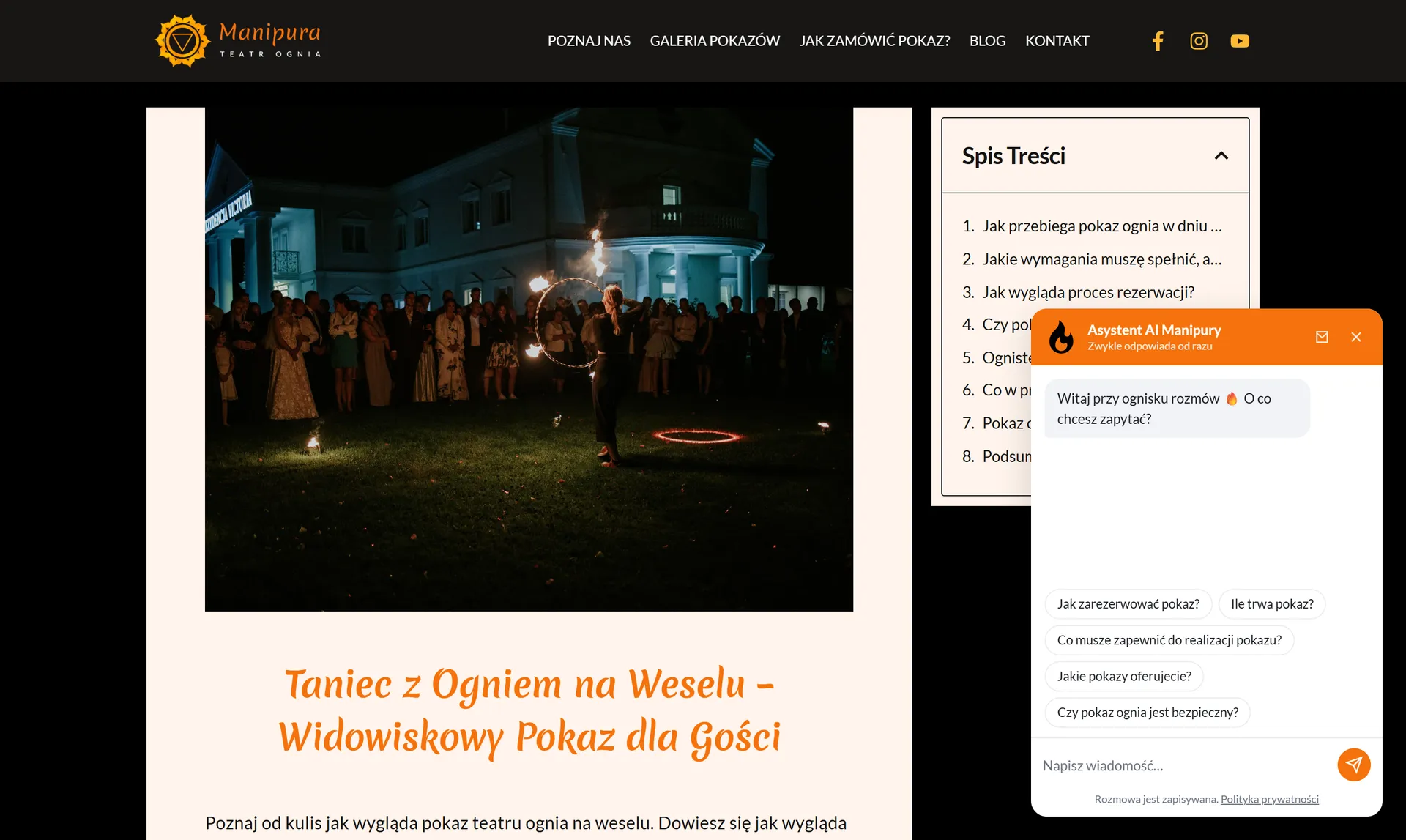Podstrona Manipury o pokazach weselnych z otwartym oknem czatu w prawym dolnym rogu: pomarańczowy nagłówek „Asystent AI Manipury”, powitanie „Witaj przy ognisku rozmów” i pięć gotowych pytań do kliknięcia, między innymi „Jak zarezerwować pokaz?” i „Czy pokaz ognia jest bezpieczny?”
